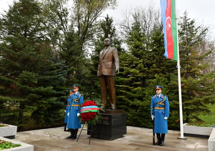 İlham Əliyev Belqradda Heydər Əliyevin və Milorad Paviçin abidələrini ziyarət ETDİ - FOTO